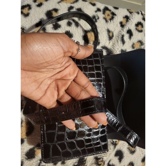 Christian Louboutin Loubi54 Crossbody bag - Alligator embossed calf leather - Picture 5 of 16